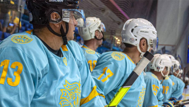 Хоккеисты из Казахстана и Мексики устроили массовую драку на турнире в Дубае