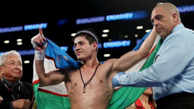 Названный заменой Головкина узбекский боксер сломал ребро сопернику и вынудил того сдаться
