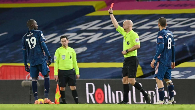 Игрок "Арсенала" боднул соперника в стиле Зидана и получил красную карточку 