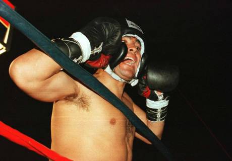 Марадона в 1996 году дебютировал в боксе. Досталось даже рефери