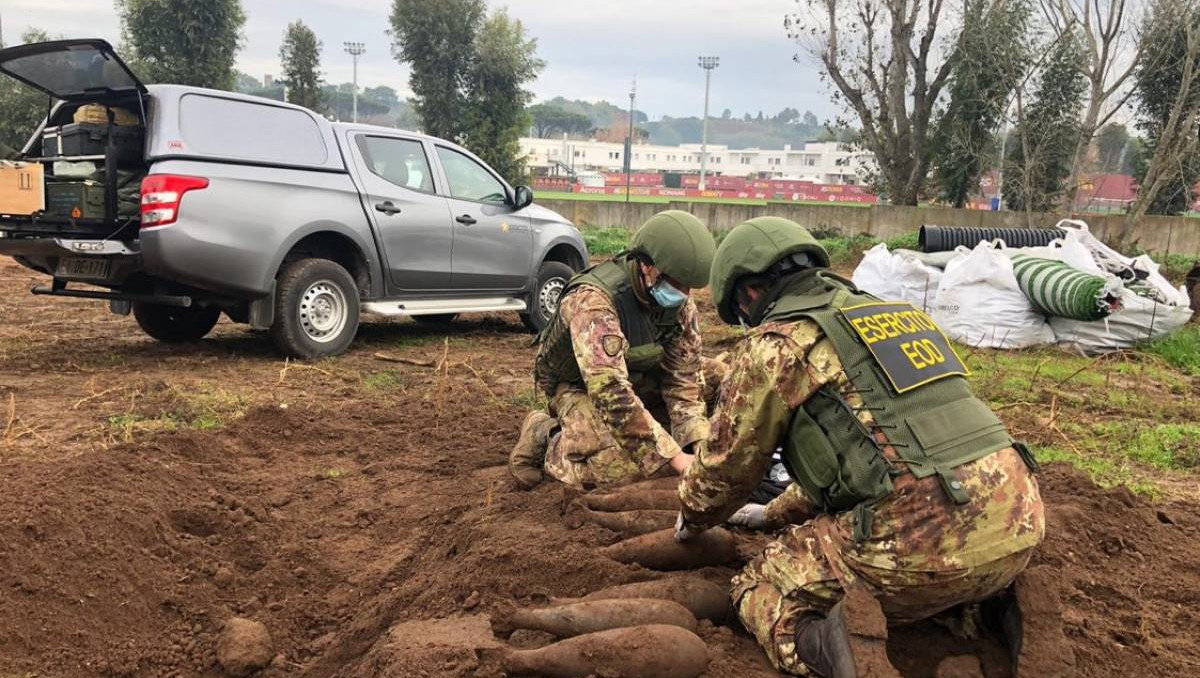 На базе "Ромы" обнаружили снаряды времен Второй мировой войны