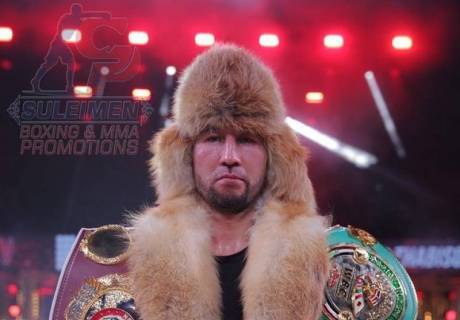 Казахстанец нокаутировал небитого соперника в третьем раунде в бою за три титула