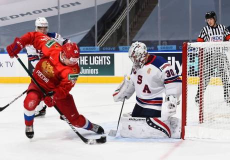Вратарь сборной США совершил чудовищный ляп в матче с Россией на молодежном ЧМ по хоккею