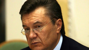 Резиденцию Януковича забросали дымовыми шашками