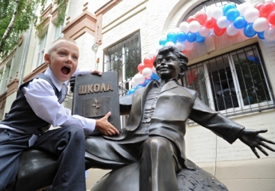 Памятник первокласснику, установленный во дворе школы в Ростове-на-Дону. Фото ©РИА Новости.