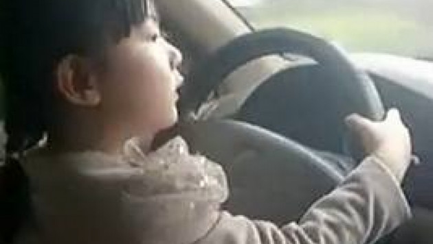 ВИДЕО: Четырехлетняя китаянка научилась водить машину 