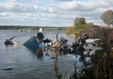 Обломки самолета Як-42, на борту которого находилась ярославская хоккейная команда "Локомотив". Фото РИА Новости