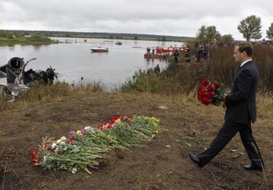 Президент РФДмитрий Медведев возлагает цветы на месте катастрофы Як-42. ©РИА Новости