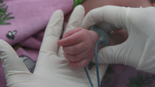 Индийские медики могут отключить новорожденную казахстанку от аппарата