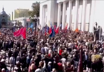 Кадр из видеозаписи штурма Верховной рады в Киеве.
