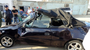 ФОТО: В Актау столкнулись БТР и кабриолет