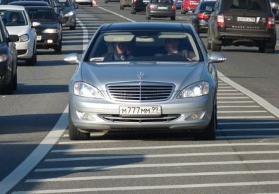 Автомобиль принадлежащий российскому певцу Иосифу Кобзону выехал на разделительную линию автодороги в Москве. Фото с сайта ru-vederko.livejournal.com