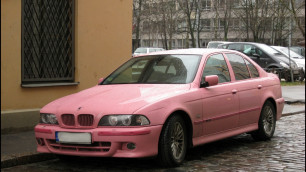 Новгородские маляры покрасили в розовый мешавший работе BMW