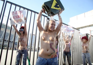 Активистки скандально известного женского движения Femen во время одной из своих акций. Фото с сайта Femen