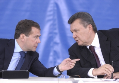 Президент России Дмитрий Медведев и президент Украины Виктор Янукович (слева направо) на форуме в Донецке. ©РИА Новости
