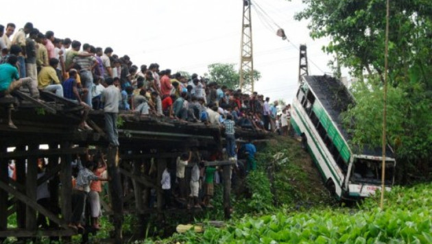 25 человек погибли при падении автобуса с обрыва в Индии