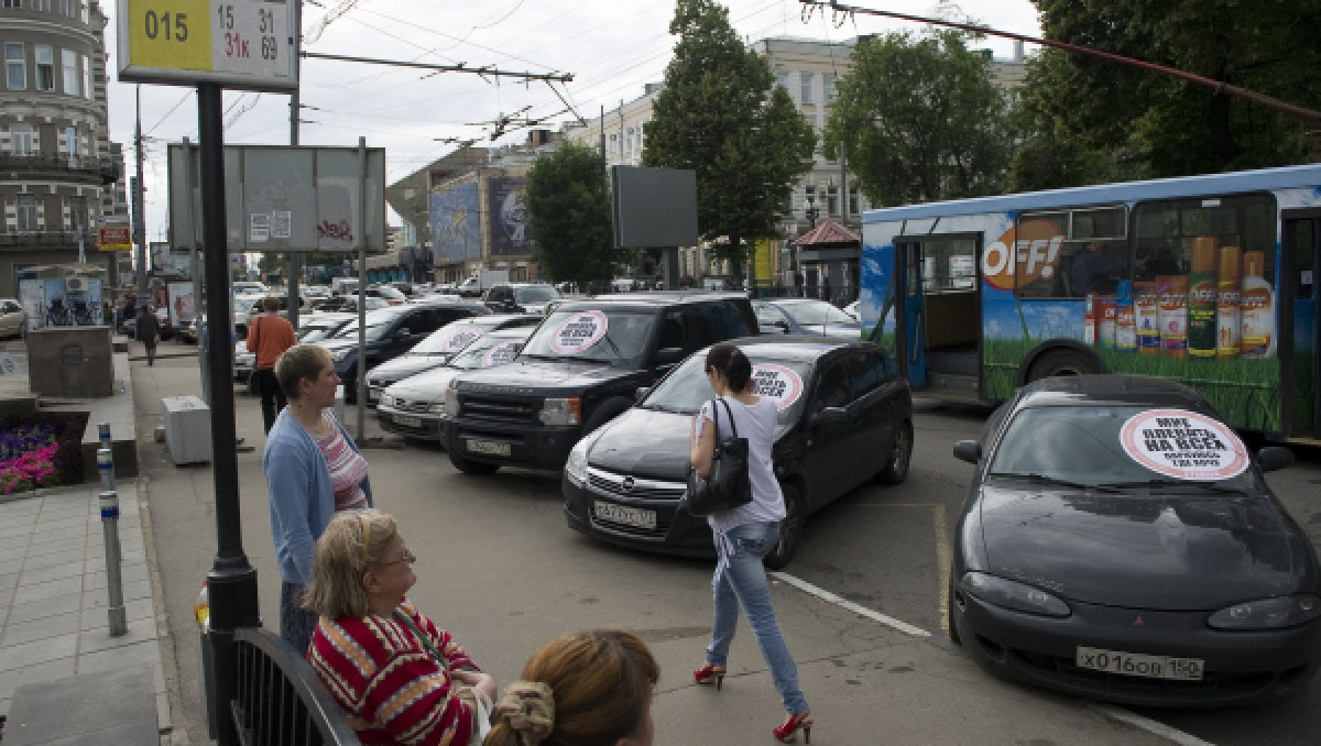 Под Петербургом на остановке мужчина убил ножом двух человек