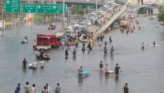 На реке в центре Бангкока прорвало дамбу