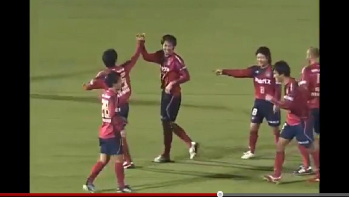 Японский футболист забил гол головой со своей половины поля