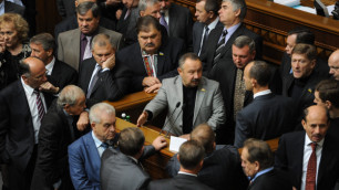 Партия Тимошенко заблокировала трибуну парламента Украины