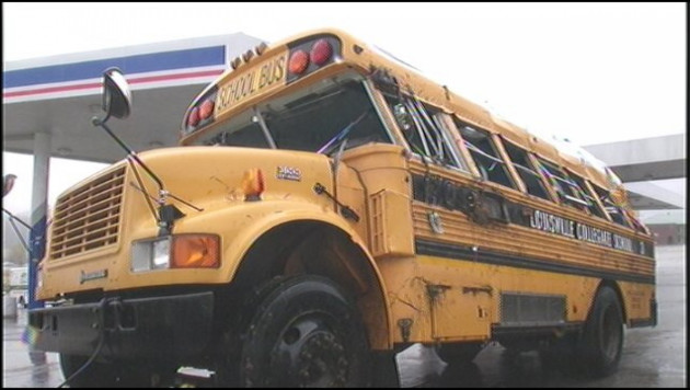 В США перевернулся школьный автобус с 16 учениками