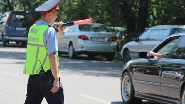 В Казахстане дорожным полицейским разрешили не отдавать честь водителям