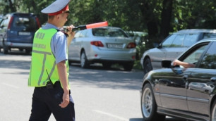 В Казахстане дорожным полицейским разрешили не отдавать честь водителям