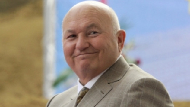 Лужков вернулся в Москву на допрос