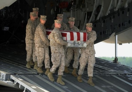 Американские военные выносят гроб с телом погибшего сослуживца.  Фото с сайта upi.com