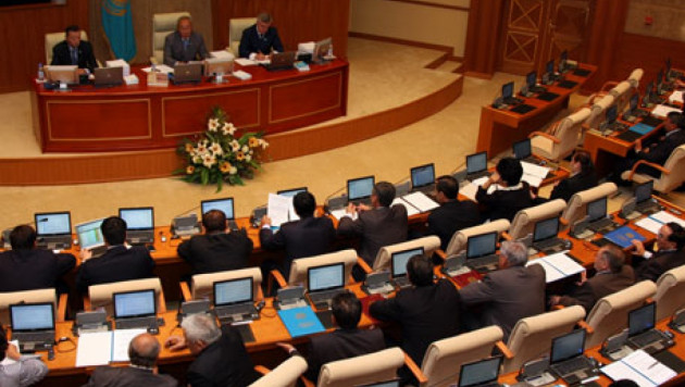 Депутаты попросили Назарбаева распустить мажилис