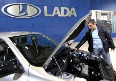 Посетитель осматривает автомобиль Lada Granta на международной автомобильной выставке "Интеравто-2011". Фото РИА Новости