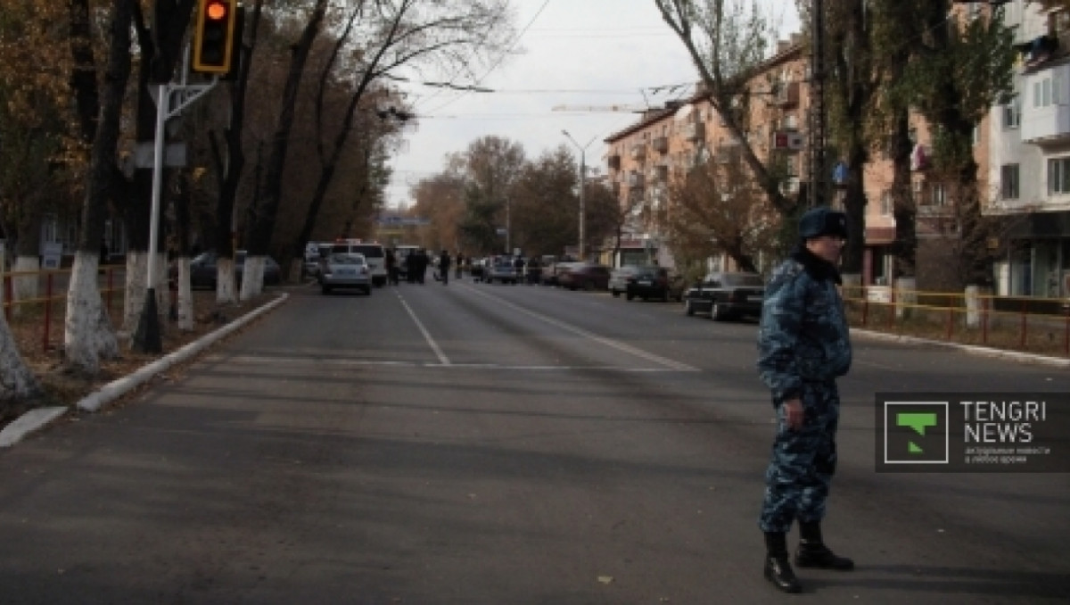 Семьям погибших полицейских в Таразе выделят по семь тысяч долларов