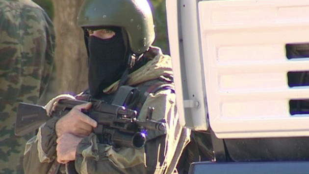 В Каспийске силовики блокировали дом с боевиками