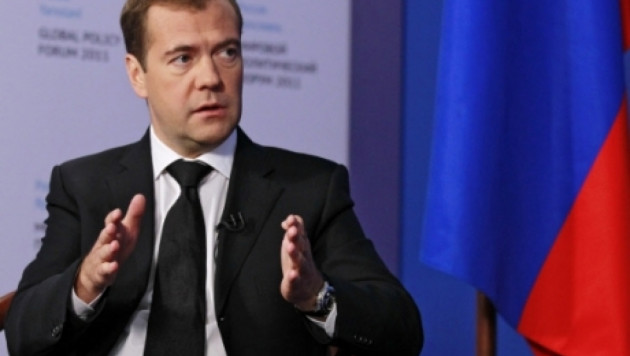 Медведев назвал "совпадением" высылку таджикских мигрантов