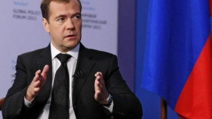 Медведев назвал "совпадением" высылку таджикских мигрантов