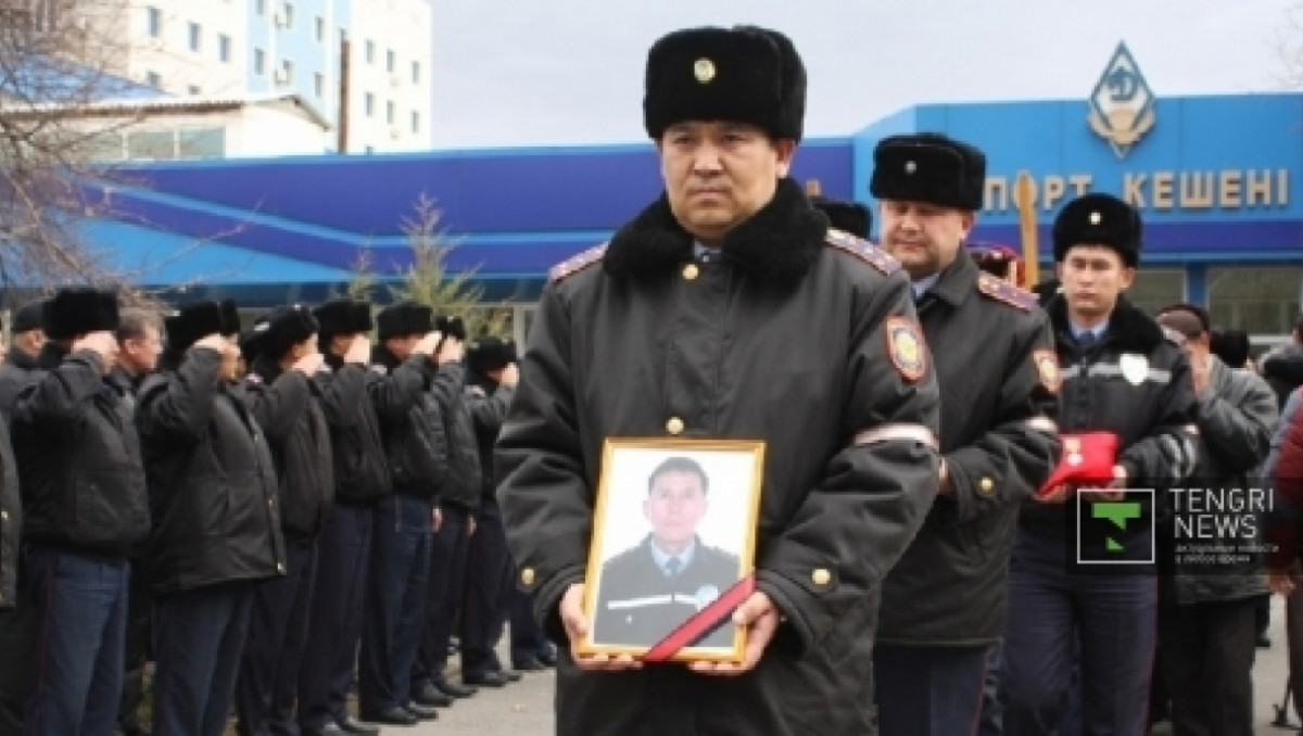 ФОТО: Проститься с погибшими в Таразе полицейскими пришли тысячи человек