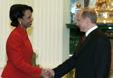 Апрель 2005 года. Президент РФ Владимир Путин и Государственный секретарь США Кондолиза Райс во время встречи в Кремле. Фото РИА Новости