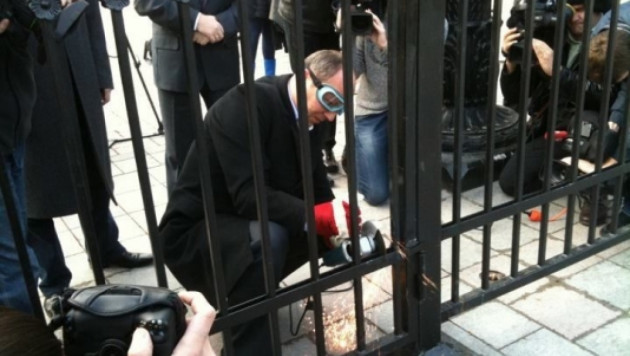 Оппозиция распилила "болгаркой" забор возле Рады
