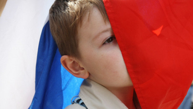 Школьника могут посадить за неуважение к российскому флагу