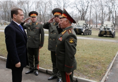 Президент РФ Дмитрий Медведев (слева) перед началом встречи с офицерами Южного военного округа. ©РИА Новости