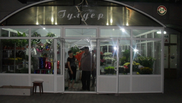 На продавца цветочного киоска в Алматы напали с топором