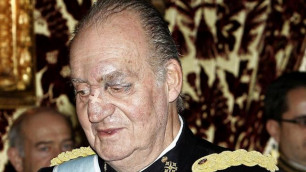 Король Испании Хуан Карлос I с подбитым глазом. Фото с сайта clarin.com