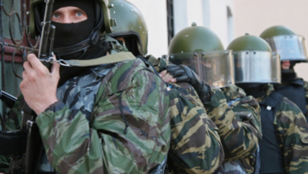 Под Иркутском спецназ взял штуромом квартиру стрелявшего в полицейских