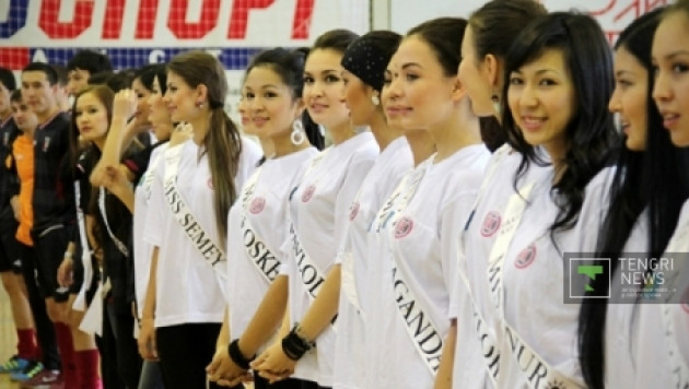 ФОТО: Участницы "Мисс Казахстан" погоняли мяч