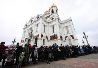 Верующие стоят в очереди к Поясу Пресвятой Богородицы. ©РИА Новости 