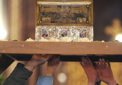 Верующие прикасаются к ковчегу с Поясом Пресвятой Богородицы в храме Христа Спасителя. ©РИА Новости
