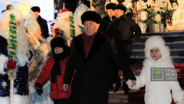 ФОТО: Назарбаев зажег главную елку страны