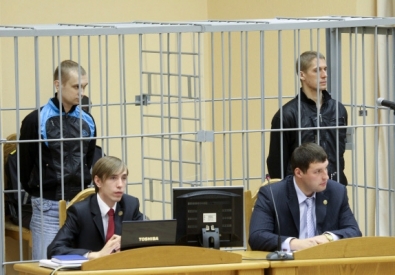 Обвиняемые по делу о взрыве в Минском метро 11 апреля Дмитрий Коновалов и Владислав Ковалев (на втором плане слева направо) в зале суда. Фото РИА Новости