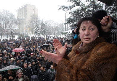 Экс-кандидат в президенты Южной Осетии Алла Джиоева во время митинга. Фото РИА Новости