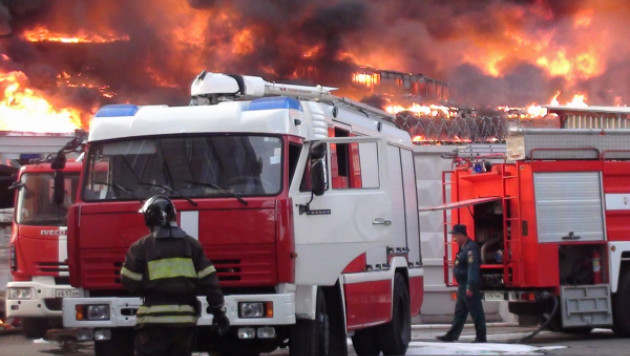 В Астрахани загорелся открытый четыре дня назад торговый центр